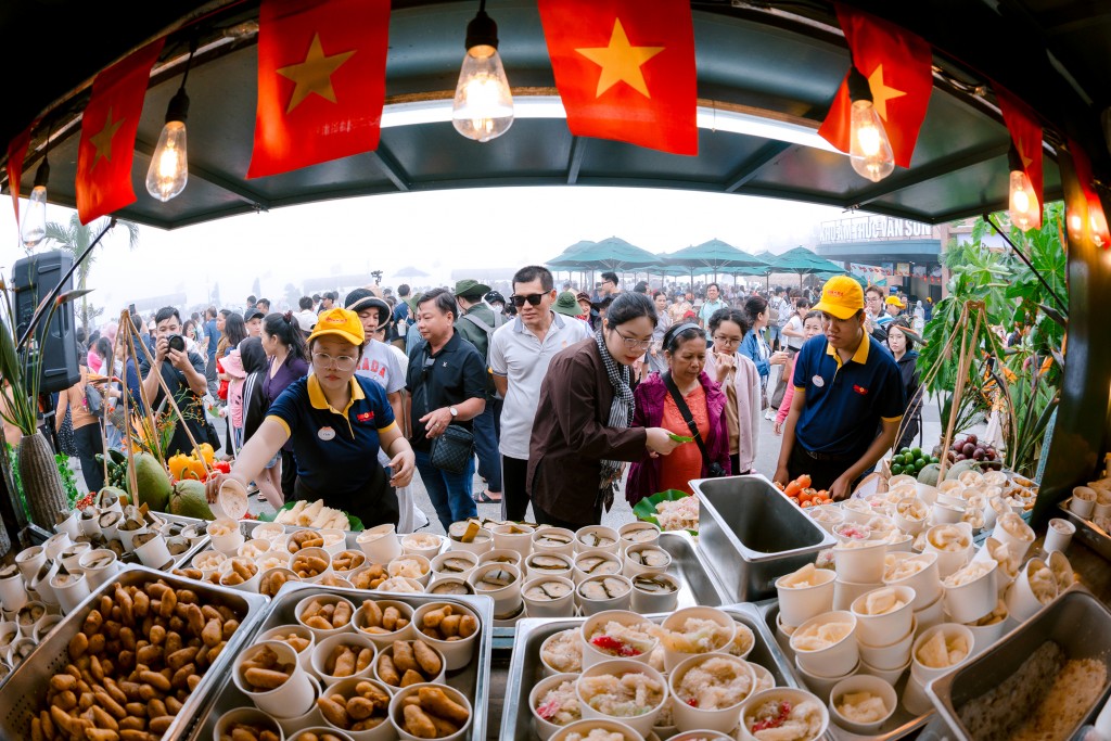 Núi Bà Đen nhuộm đỏ sắc cờ, hút hàng ngàn du khách đến tham dự chợ lá kỷ lục và triển lãm lịch sử