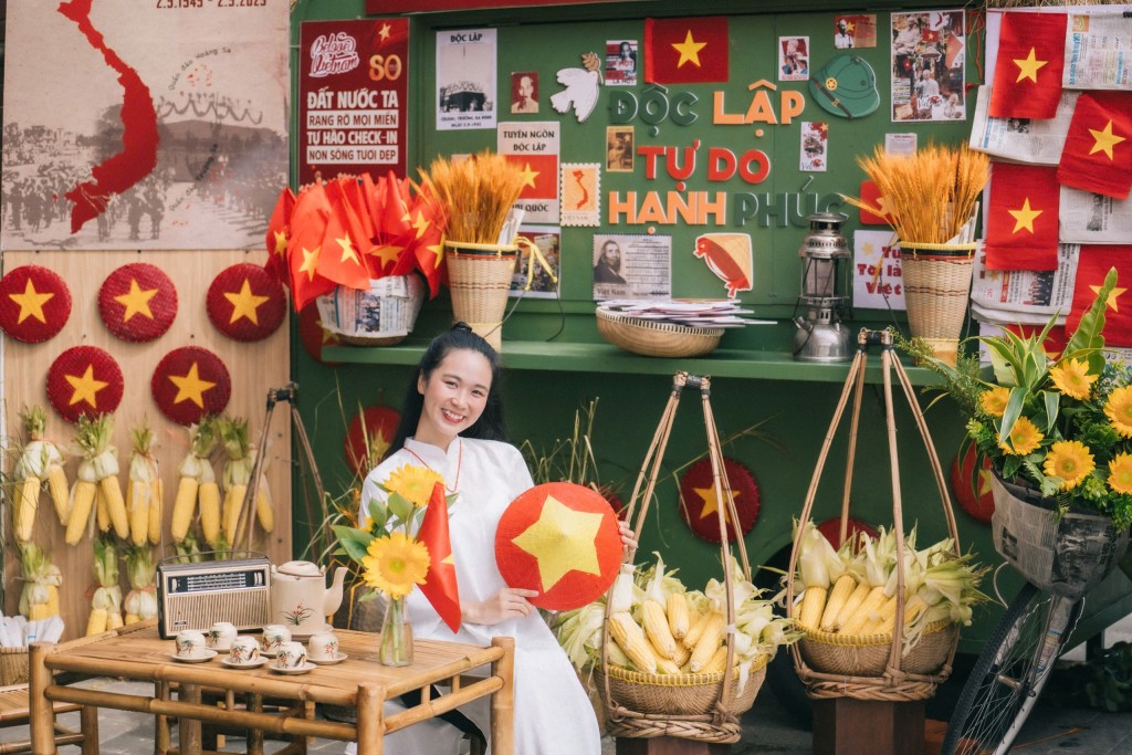 Núi Bà Đen nhuộm đỏ sắc cờ, hút hàng ngàn du khách đến tham dự chợ lá kỷ lục và triển lãm lịch sử