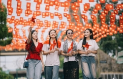 Núi Bà Đen nhuộm đỏ sắc cờ, hút hàng ngàn du khách đến tham dự chợ lá kỷ lục và triển lãm lịch sử