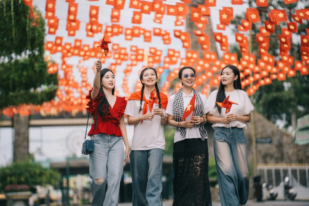 Núi Bà Đen nhuộm đỏ sắc cờ, hút hàng ngàn du khách đến tham dự chợ lá kỷ lục và triển lãm lịch sử