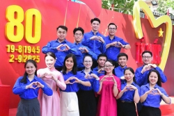 Sắc đỏ và trái tim người trẻ hòa chung nhịp đập