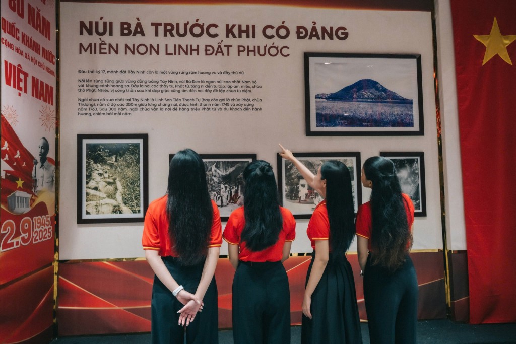 Núi Bà Đen nhuộm đỏ sắc cờ, hút hàng ngàn du khách đến tham dự chợ lá kỷ lục và triển lãm lịch sử