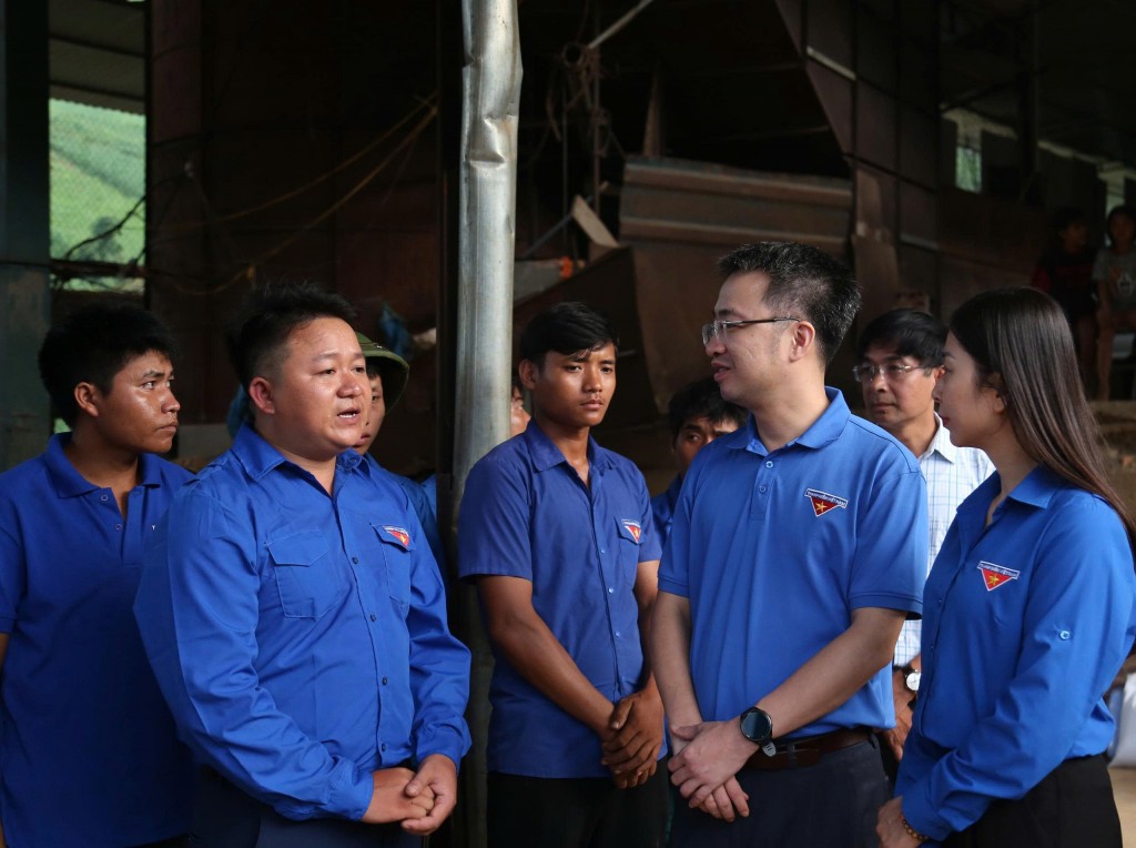 Bí thư Trung ương Đoàn, Chủ tịch Trung ương Hội Liên hiệp Thanh niên Việt Nam Nguyễn Tường Lâm thăm, tặng quà tình nguyện viên tại Sơn La
