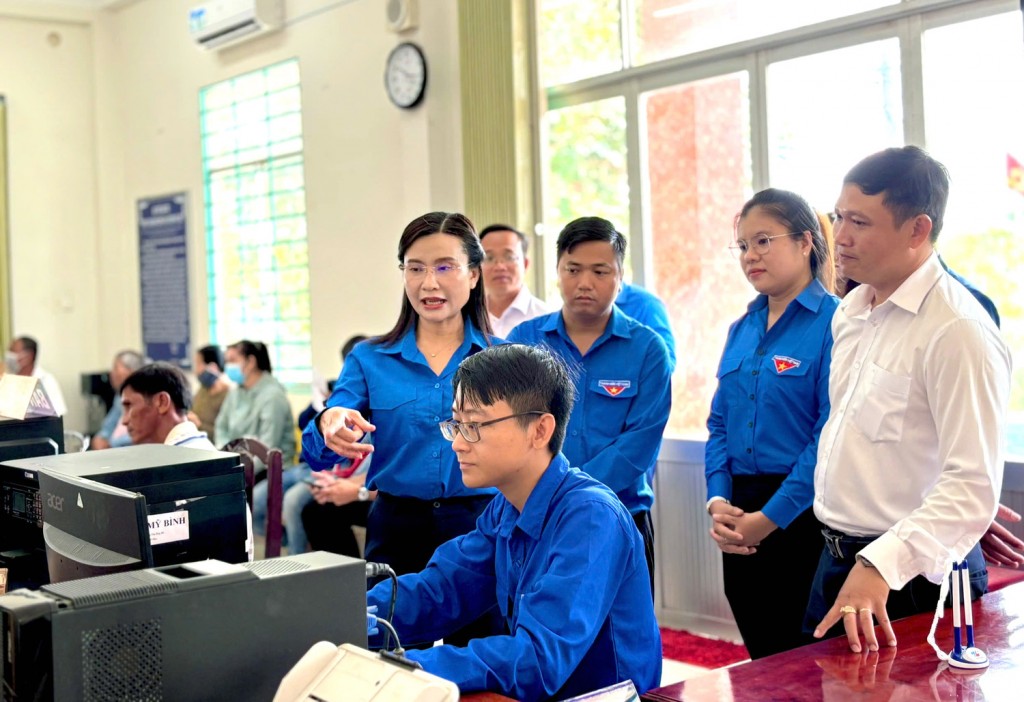 Bí thư Trung ương Đoàn, Chủ tịch Hội đồng Đội Trung ương Nguyễn Phạm Duy Trang thăm, động viên các tình nguyện viên làm nhiệm vụ tại xã Đông Thành, tỉnh Tây Ninh