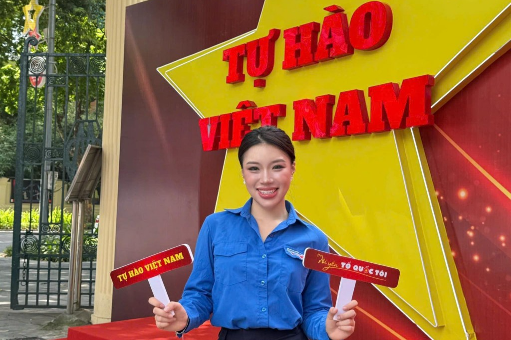 Bạn trẻ thể hiện niềm tự hào 