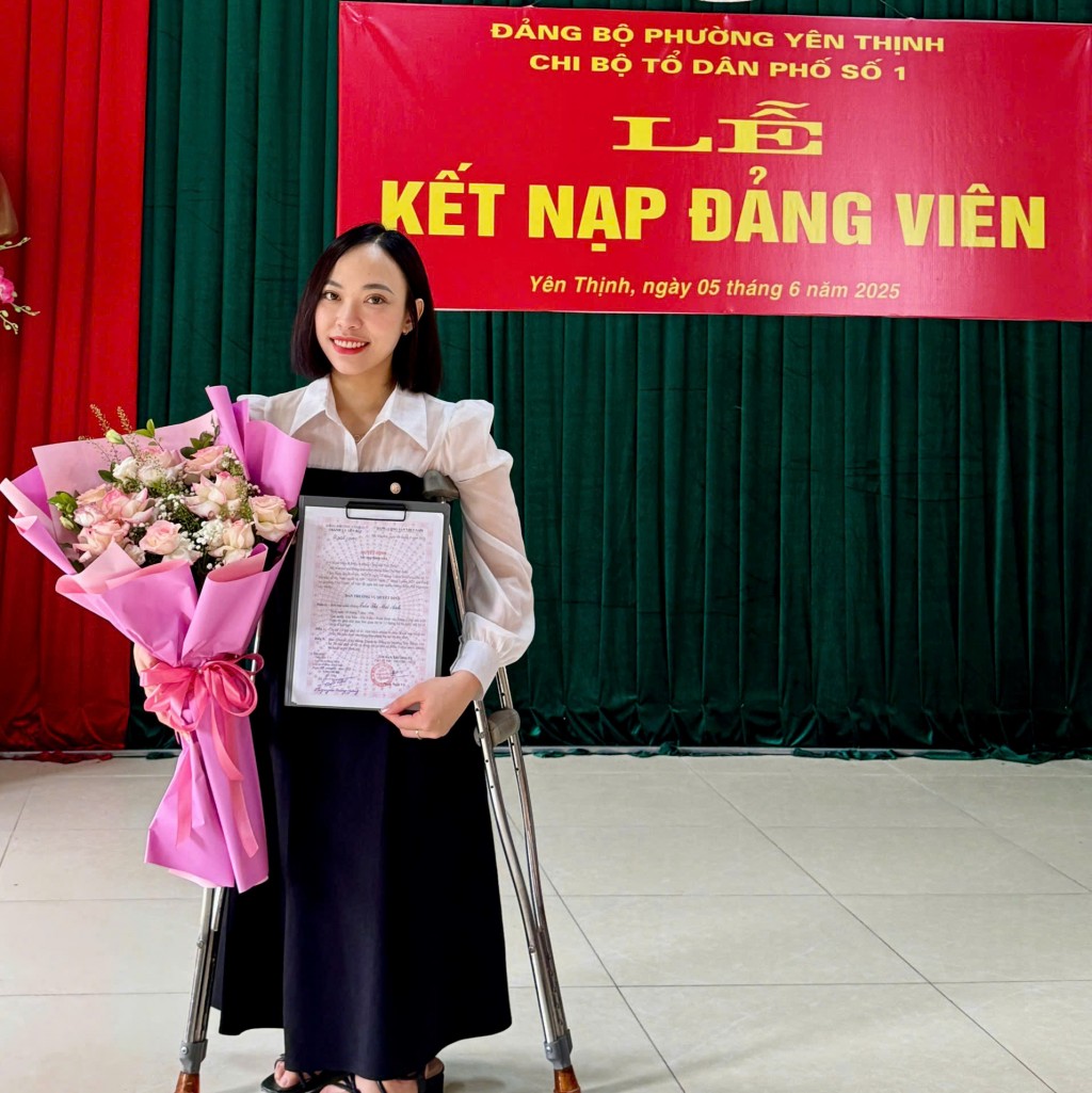 Cô gái khuyết tật vinh dự khi được đứng vào hàng ngũ của Đảng