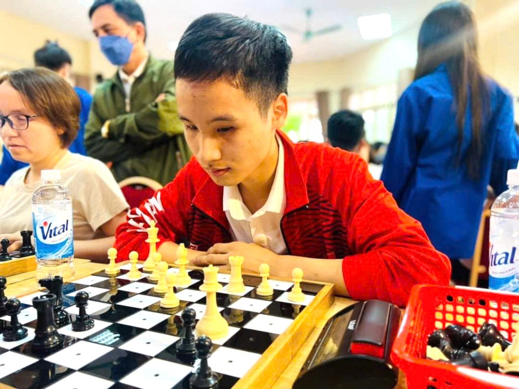 Bạn trẻ Trịnh Hữu Đạt thi đấu cờ vua
