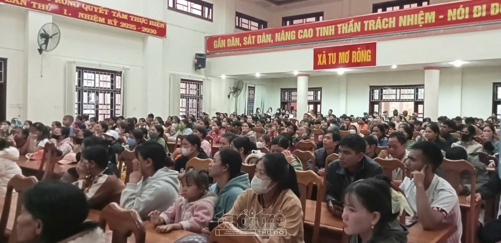 Quảng Ngãi: Xuyên đêm chi trả quà lễ cho người dân