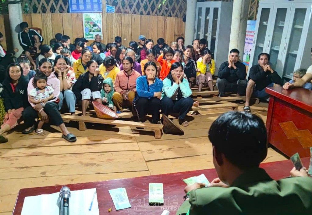 Quảng Ngãi: Xuyên đêm chi trả quà lễ cho người dân