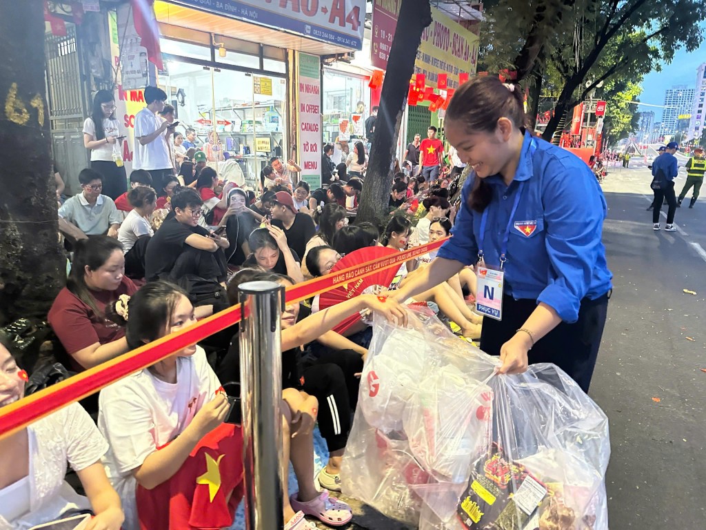 Thanh niên tình nguyện phát túi rác, hỗ trợ người dân giữ gìn vệ sinh môi trường tại khu vực khán đài và các tuyến phố diễu binh, góp phần xây dựng hình ảnh đẹp về Thủ đô trong ngày lễ trọng đại