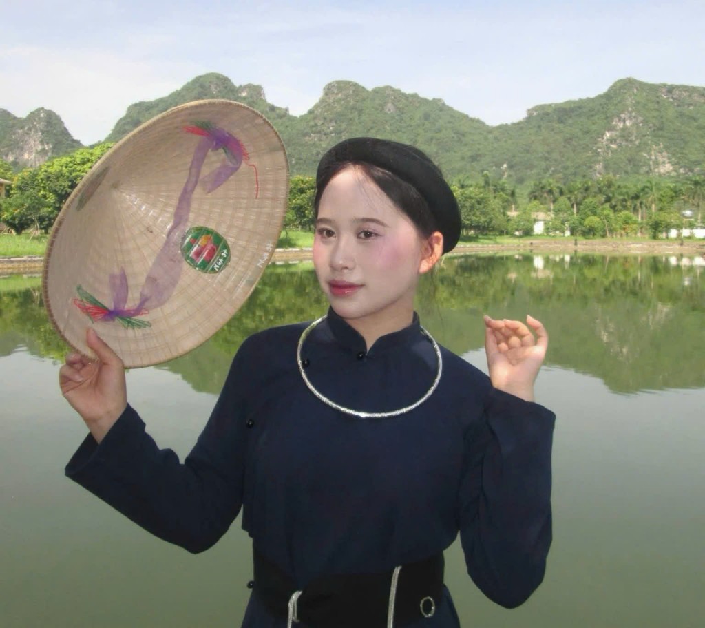 Bạn Đinh Thị Thanh Huyền – chiến sĩ Khối nữ Dân quân các dân tộc Việt Nam, với niềm tự hào khoác lên mình trang phục truyền thống, tham gia huấn luyện chuẩn bị cho lễ diễu binh, diễu hành mừng Quốc khánh 2/9