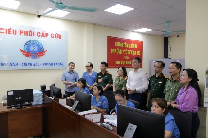 Đoàn công tác cũng đến kiểm tra Sở Chỉ huy y tế tại Trung tâm Cấp cứu 115 Hà Nội.
