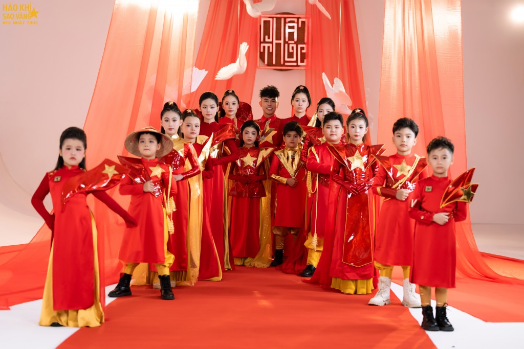 Nhà thiết kế Nhật Thực ra mắt bộ sưu tập “Hào khí sao vàng”