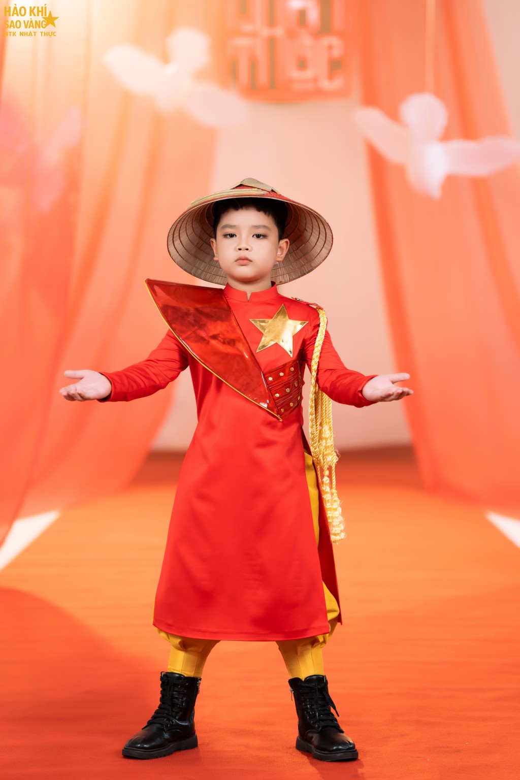 Nhà thiết kế Nhật Thực ra mắt bộ sưu tập “Hào khí sao vàng”