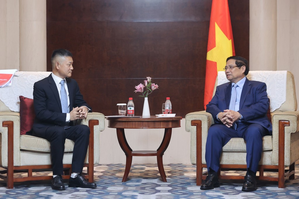 Thủ tướng đề nghị Yadea mở rộng đầu tư trong lĩnh vực xe điện tại Việt Nam theo hướng chuyển giao công nghệ, tỷ lệ nội địa hóa cao hơn, sử dụng nhiều lao động Việt Nam; tham gia chuyển đổi giao thông xanh tại Việt Nam - Ảnh: VGP/Nhật Bắc