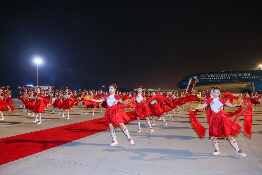 Màn múa hát của các thiếu nhi chào đón Thủ tướng Phạm Minh Chính và Đoàn đại biểu Việt Nam tại sân bay Tân Hải, thành phố Thiên Tân - Ảnh: VGP/Nhật Bắc Màn múa hát của các thiếu nhi chào đón Thủ tướng Phạm Minh Chính và Đoàn đại biểu Việt Nam tại sân bay Tân Hải, thành phố Thiên Tân - Ảnh: VGP/Nhật Bắc