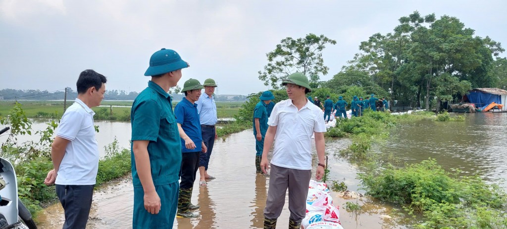 Chủ tịch UBND xã Phú Nghĩa Nguyễn Đình Sỹ trực tiếp kiểm tra và động viên lực lượng tham gia chống tràn trên tuyến đê Bối qua địa bàn thôn Quyết Hạ.