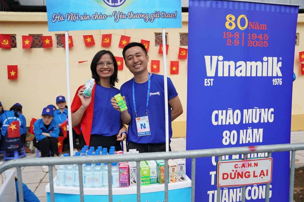 15 điểm tiếp ứng các sản phẩm dinh dưỡng của Vinamilk được triển khai dọc các tuyến đường trọng điểm khá thuận tiện để phục vụ lực lượng làm nhiệm vụ và người dân tham gia cổ vũ. Hòa cùng niềm vui của nhân dân cả nước, vinh dự được nhận nhiệm vụ, đội ngũ tiếp sức dinh dưỡng của Vinamilk luôn vui tươi với tinh thần sẵn sàng phục vụ. (Ảnh: Vi Nam) 15 điểm tiếp ứng các sản phẩm dinh dưỡng của Vinamilk được triển khai dọc các tuyến đường trọng điểm khá thuận tiện để phục vụ lực lượng làm nhiệm vụ và người dân tham gia cổ vũ. Hòa cùng niềm vui của nhân dân cả nước, vinh dự được nhận nhiệm vụ, đội ngũ tiếp sức dinh dưỡng của Vinamilk luôn vui tươi với tinh thần sẵn sàng phục vụ. (Ảnh: Vi Nam)