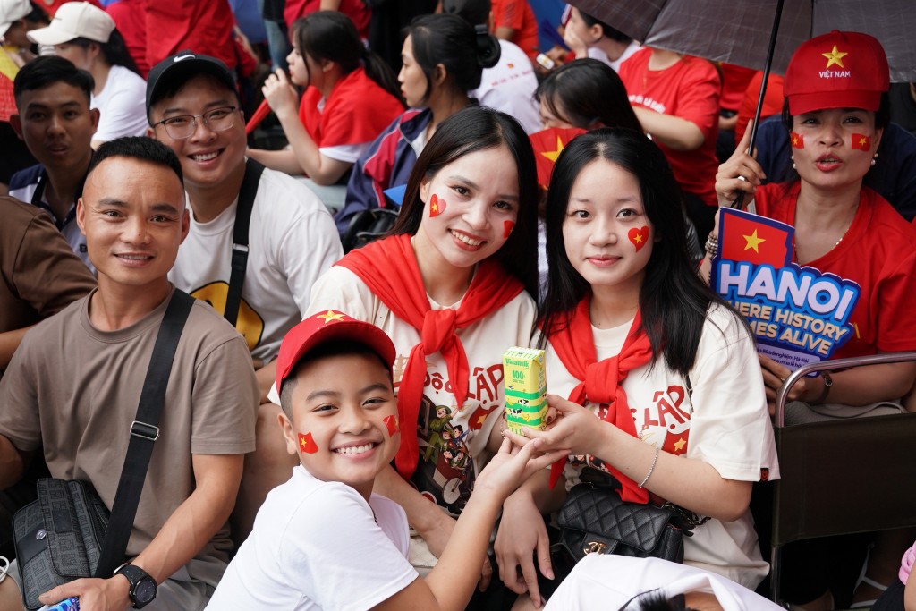 Gần 1 triệu sản phẩm dinh dưỡng bao gồm các dòng sữa tươi tiệt trùng như ít đường, không đường, dừa, chuối, cao đạm ít béo (Vinamilk, Vinamilk Green Farm,); sữa thực vật từ hạt và đậu nành cao canxi, nước trái cây rau củ Susu, nước dừa tươi, nước dừa tắc, nước uống đóng chai Vinamilk và Icy Premium,... đã cùng đồng hành với các lực lượng và người dân trong ngày hội non sông. (Ảnh: Vi Nam) Gần 1 triệu sản phẩm dinh dưỡng bao gồm các dòng sữa tươi tiệt trùng như ít đường, không đường, dừa, chuối, cao đạm ít béo (Vinamilk, Vinamilk Green Farm,); sữa thực vật từ hạt và đậu nành cao canxi, nước trái cây rau củ Susu, nước dừa tươi, nước dừa tắc,