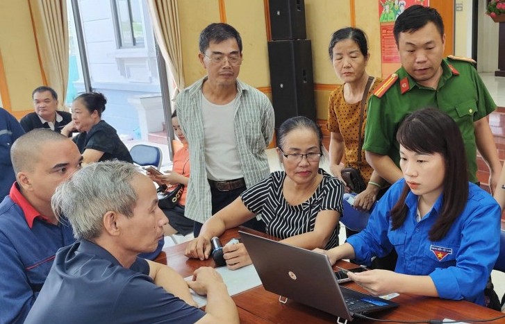 Bạn trẻ chung tay mang quà Tết Độc lập đến từng người dân