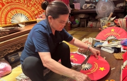Quạt giấy Chàng Sơn tung bay trong sắc đỏ Quốc khánh