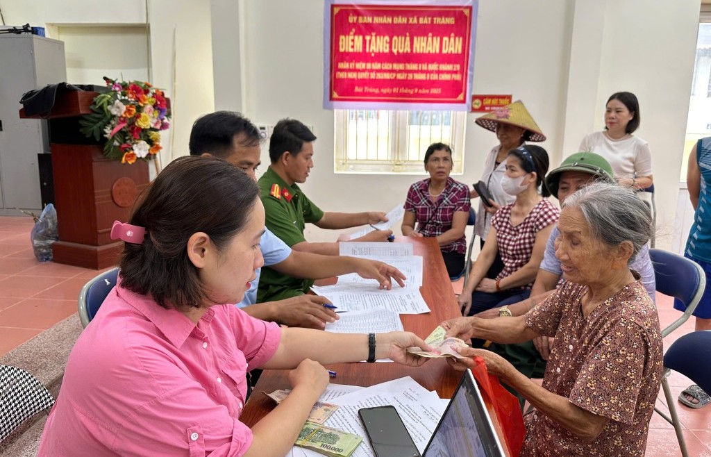 Xã Bát Tràng tổ chức chi trả tiền quà tặng cho người dân dịp Quốc Khánh