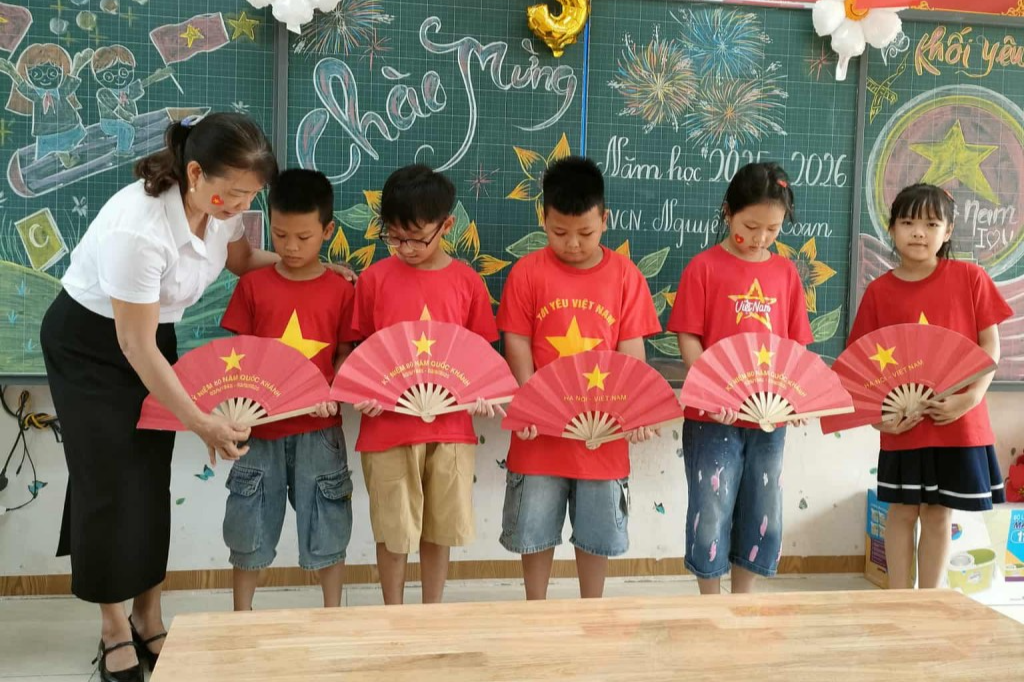 Những chiếc quạt giấy màu đỏ có hình ngôi sao 5 cánh được nhiều người yêu thích