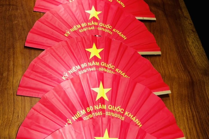 Quạt giấy Chàng Sơn tung bay trong sắc đỏ Quốc khánh