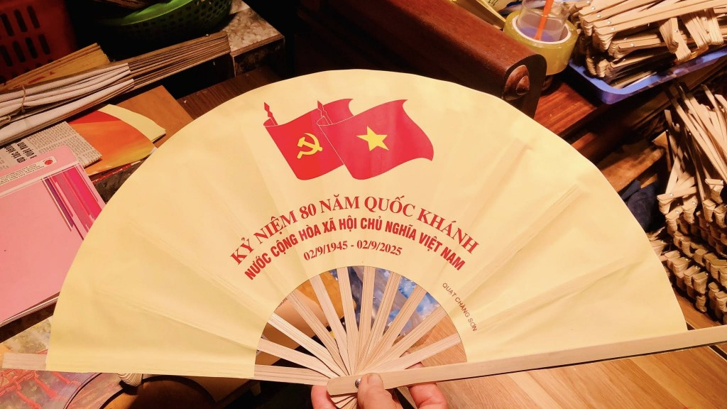 Quạt giấy Chàng Sơn tung bay trong sắc đỏ Quốc khánh