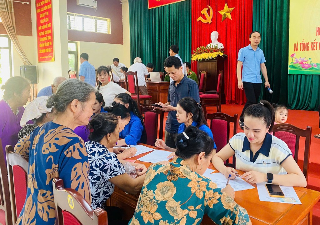 Bạn trẻ chung tay mang quà Tết Độc lập đến từng người dân