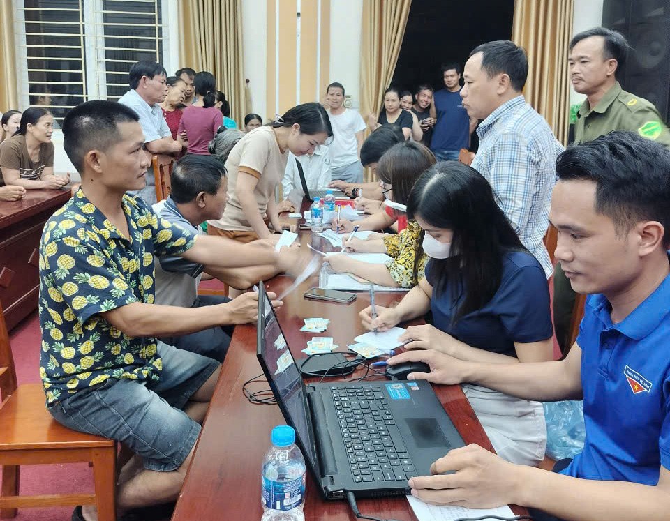 Bạn trẻ chung tay mang quà Tết Độc lập đến từng người dân
