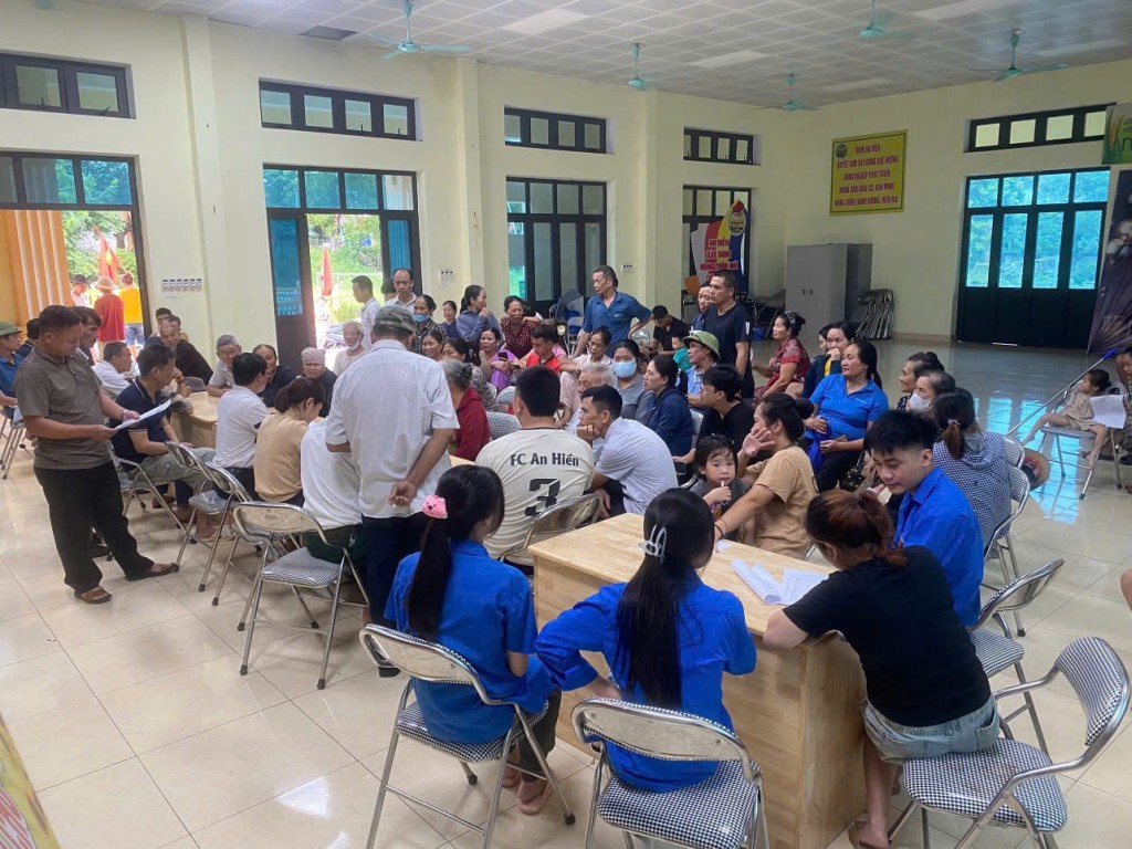 Bạn trẻ chung tay mang quà Tết Độc lập đến từng người dân