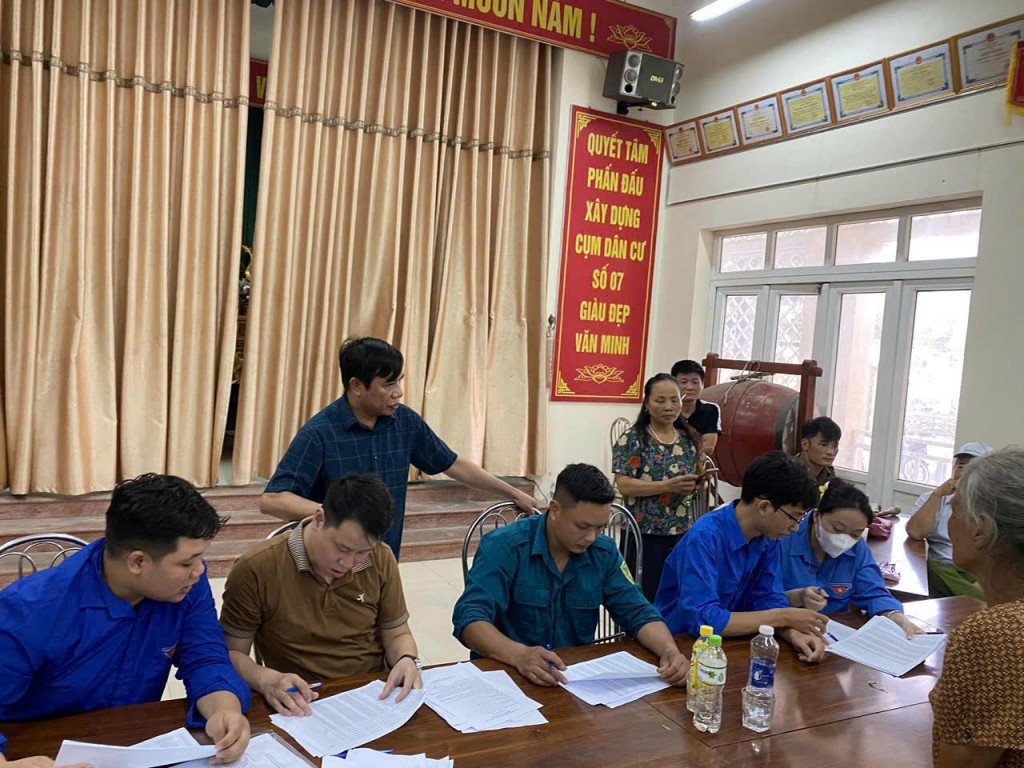 Bạn trẻ chung tay mang quà Tết Độc lập đến từng người dân