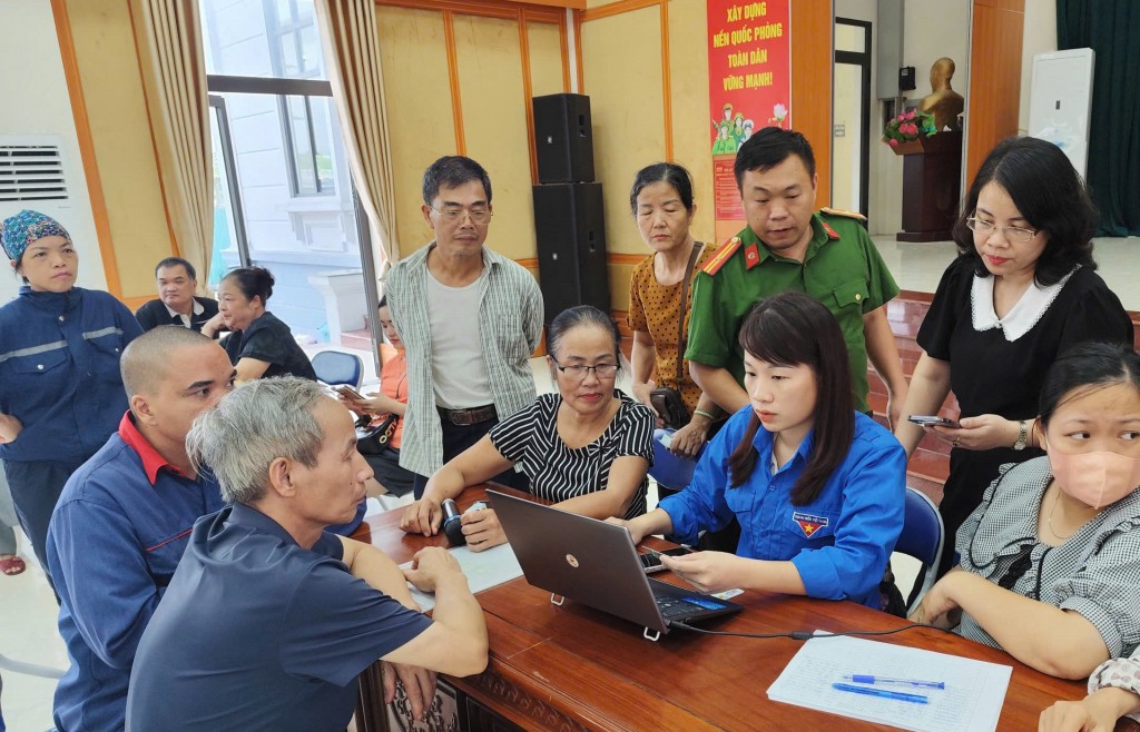 Bạn trẻ chung tay mang quà Tết Độc lập đến từng người dân