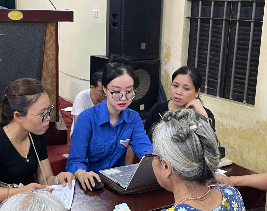 Bạn trẻ chung tay mang quà Tết Độc lập đến từng người dân