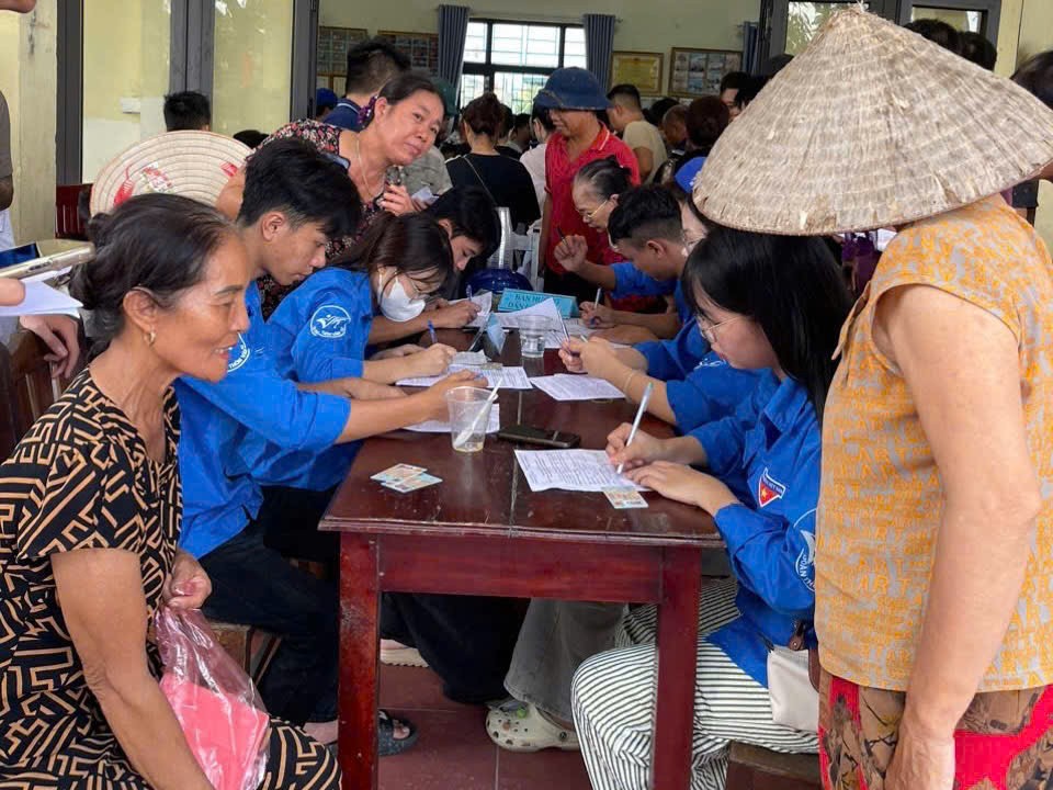 Bạn trẻ chung tay mang quà Tết Độc lập đến từng người dân