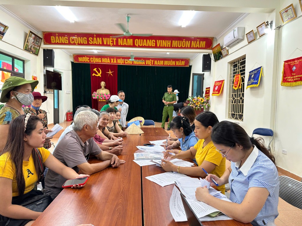 Xã Bát Tràng tổ chức chi trả tiền quà tặng cho người dân dịp Quốc Khánh