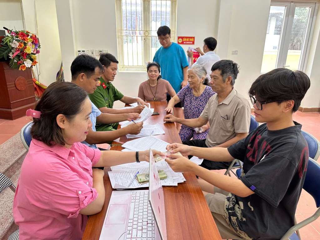 Xã Bát Tràng tổ chức chi trả tiền quà tặng cho người dân dịp Quốc Khánh
