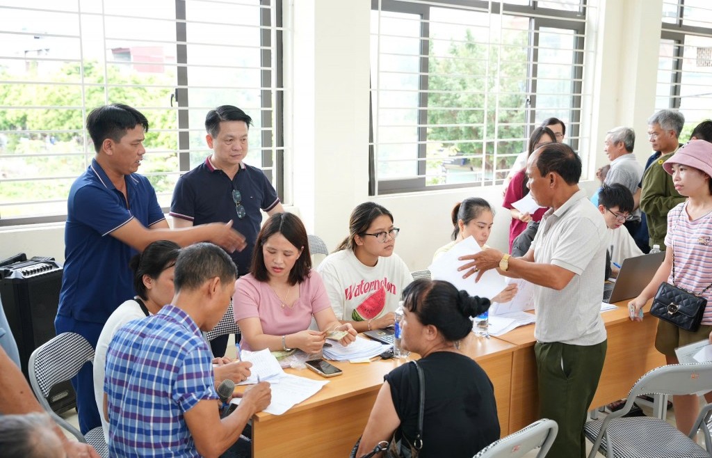 Nhân dân xã Phù Đổng vui mừng, phấn khởi khi được nhận quà dịp Quốc Khánh