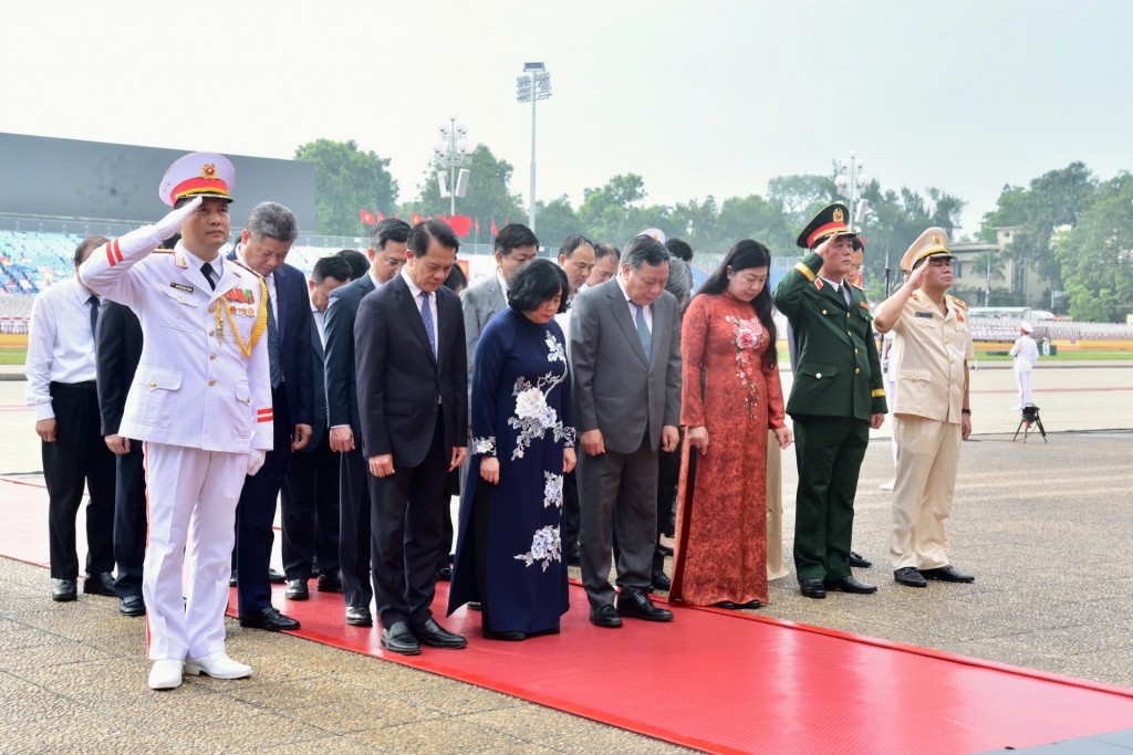 Đoàn đại biểu TP Hà Nội tưởng nhớ công lao Anh hùng giải phóng dân tộc