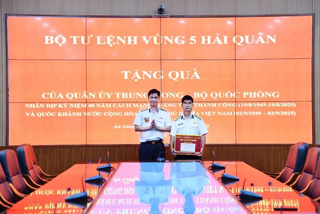 Quân ủy Trung ương trao quà cho các quân nhân Vùng 5 Hải quân