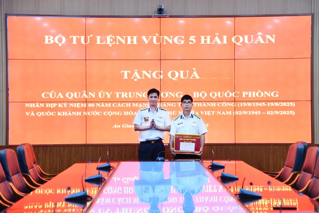 Thượng tá Mai Đăng Danh trao quà của Quân ủy Trung ương, Bộ Quốc phòng cho quân nhân đang điều trị bệnh dài ngày