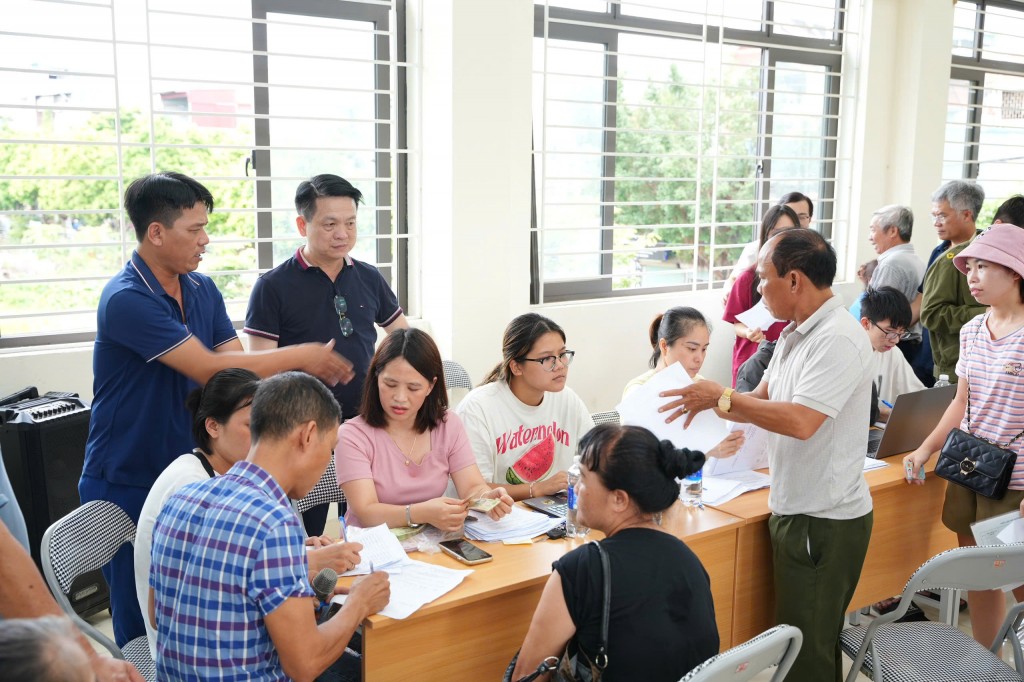 Nhân dân xã Phù Đổng vui mừng, phấn khởi khi được nhận quà dịp Quốc Khánh