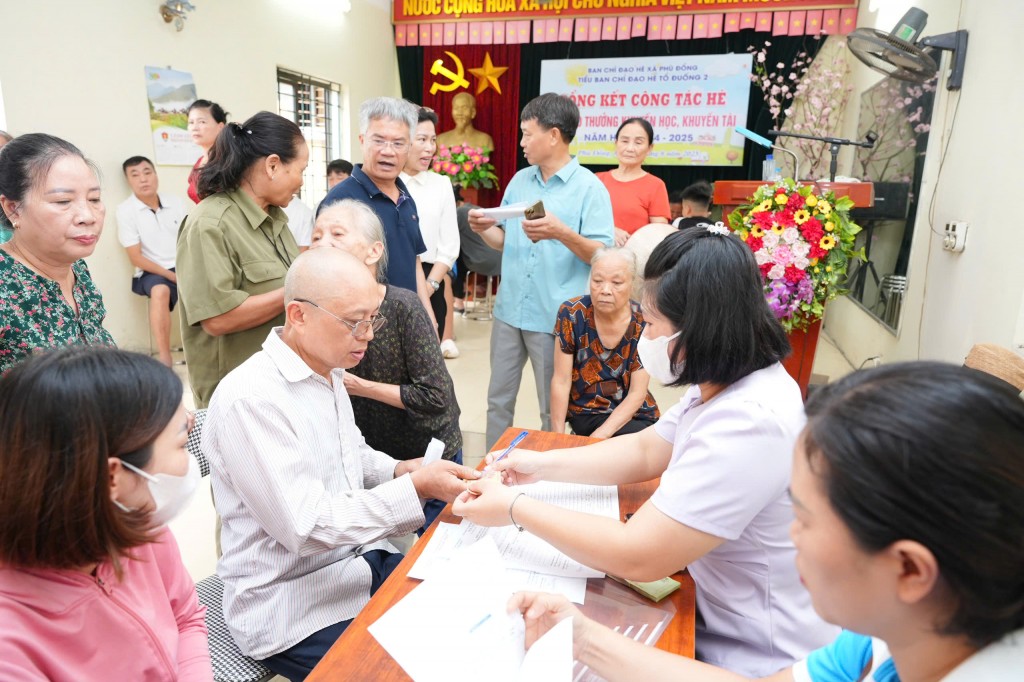 Nhân dân xã Phù Đổng vui mừng, phấn khởi khi được nhận quà dịp Quốc Khánh