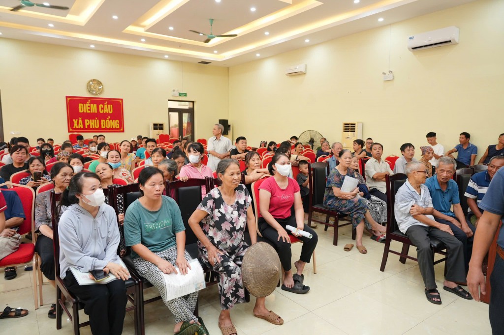 Nhân dân xã Phù Đổng vui mừng, phấn khởi khi được nhận quà dịp Quốc Khánh
