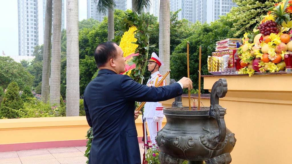 Đoàn đại biểu TP Hà Nội tưởng nhớ công lao Chủ tịch Hồ Chí Minh