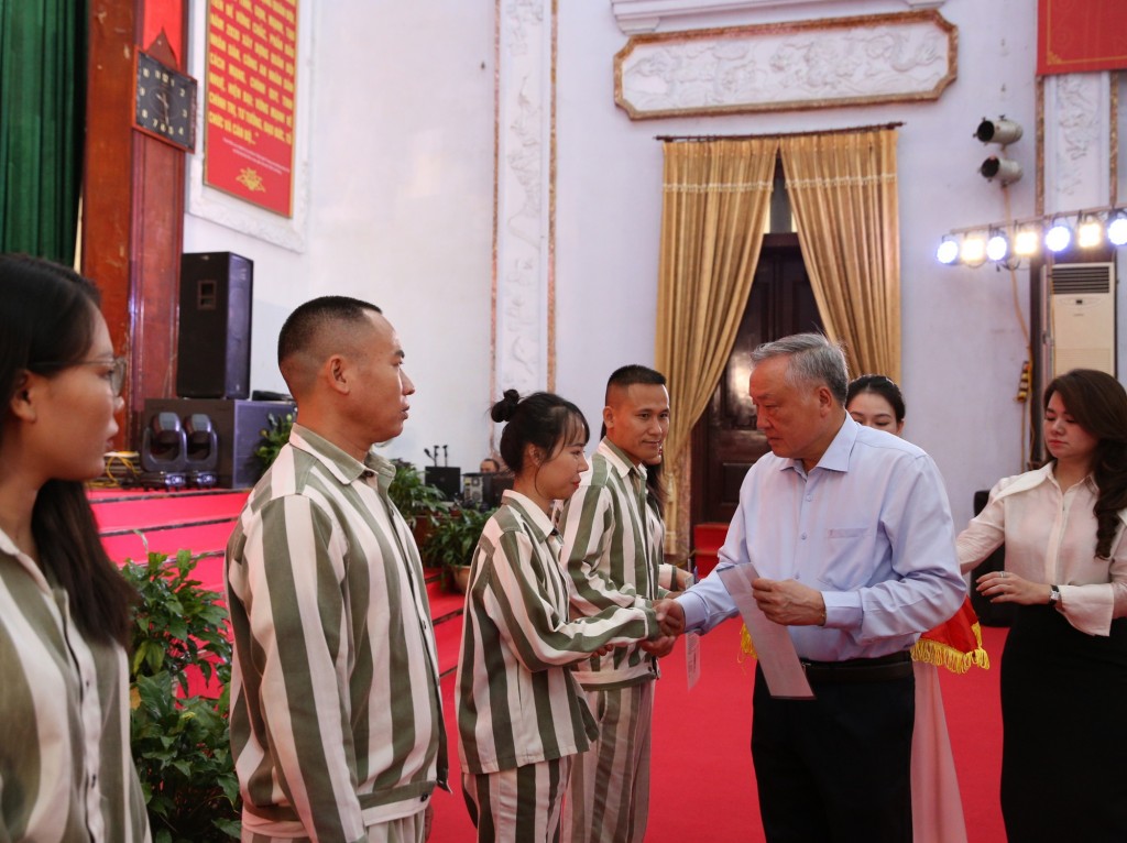Phó Thủ tướng Thường trực Chính phủ Nguyễn Hòa Bình, Chủ tịch Hội đồng tư vấn đặc xá trao “Giấy chứng nhận đặc xá” cho người được đặc xá - Ảnh: VGP/Nguyễn Hoàng