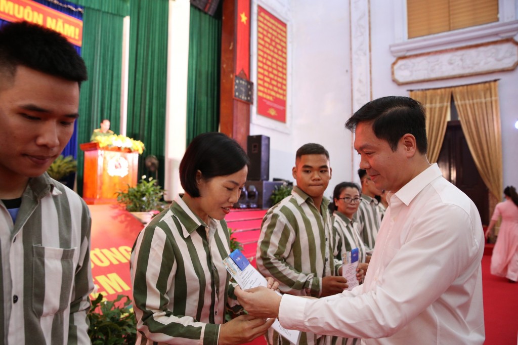 Phó Chủ nhiệm Văn phòng Chính phủ Trịnh Mạnh Linh, Ủy viên Hội đồng tư vấn đặc xá trao “Giấy chứng nhận đặc xá” cho người được đặc xá - Ảnh: VGP/Nguyễn Hoàng