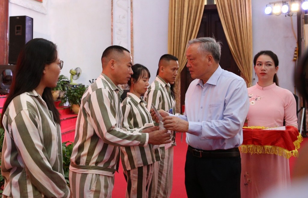 Phó Thủ tướng Thường trực Chính phủ Nguyễn Hòa Bình dự Lễ công bố Quyết định đặc xá tại Trại giam Phú Sơn 4