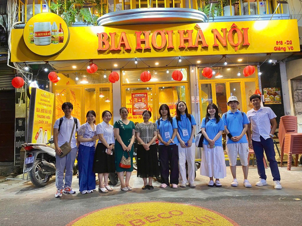 Ban Giám hiệu nhà trường trân trọng đón tiếp đoàn với nét ẩm thực đặc trưng của Hà Nội
